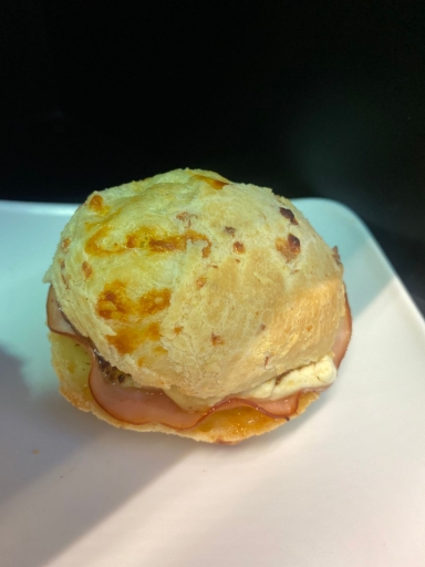 Pão de Queijo Recheado C/ Peito de Peru e Queijo Minas