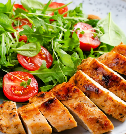 Filé de Frango Com Arroz Integral e Salada Caprese