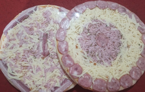 2 Pizzas Pré-Assadas Bacon, Calabresa, Queijo e Presunto