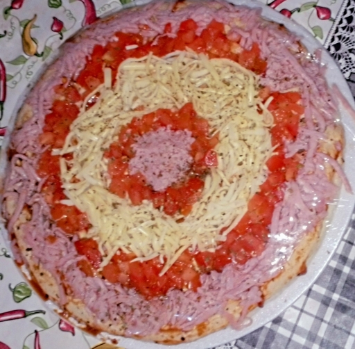 Pizza Queijo e Presunto C/borda Recheada de Tomate-30Cm