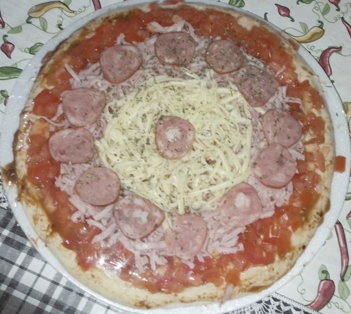 Pizza Calabresa  C/borda Recheada  de Presunto e Tomate-30Cm