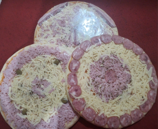 3 Pizzas Pre Assada Bacon,calabresa e Queijo e Presunto 30Cm