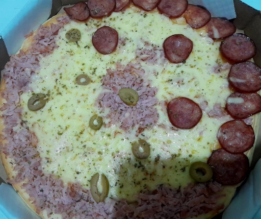 Pizza 35 Cm Metade Calabresa Metade Queijo e Presunto.