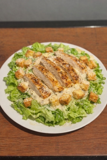 Salada Caesar Com Filé de Frango Grelhado