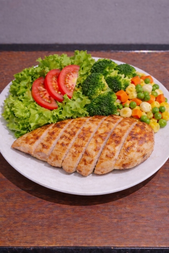 Legumes Cozidos Com Filé de Frango Grelhado