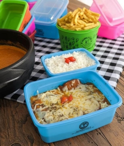 (A) Parmegiana de Frango Serve 2 A 3 Pessoas