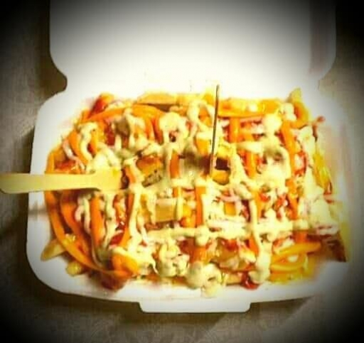 Batata Frita 500Gr Cheddar, Calabresa , Bacon e Molho Verde