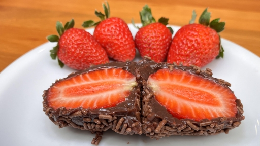 Coxinha de Morango Com Brigadeiro Preto