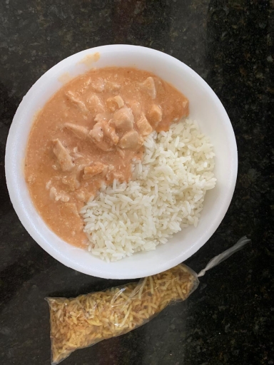 406 - Strogonoff de Frango - Arroz e Palha