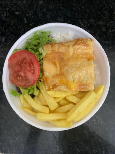 Empadão de Frango- Arroz, Feijão, Fritas e Salada.