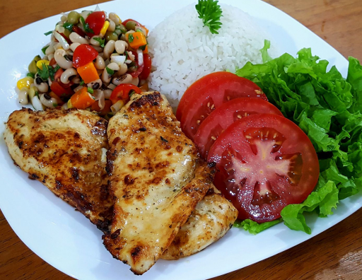 File de Frango, Fradinho, Salada Tropical, Arroz Branco