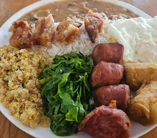 Linguiça, Torresmo, Farofa, Arroz, Feijão e Couve