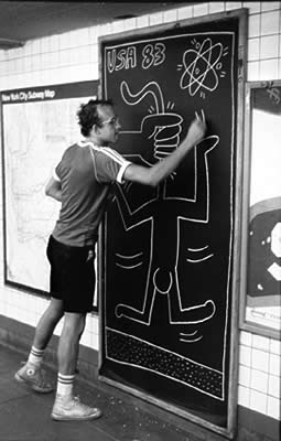 Keith Haring grafitando no metrô de Nova York