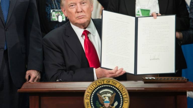 O presidente americano, Donald Trump, assina ordem executiva (Fonte: Istoé)