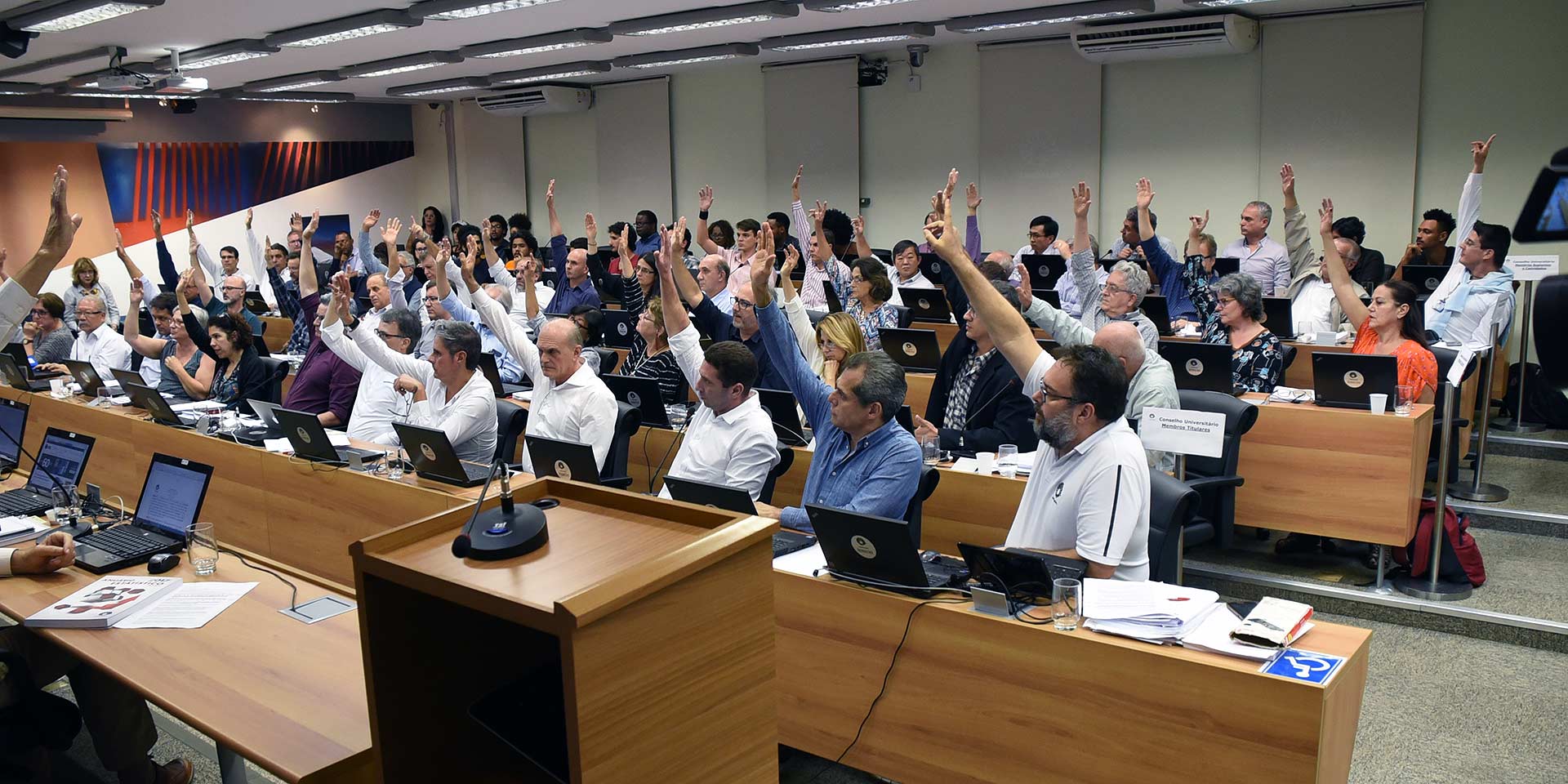 Integrantes do Conselho Universitário (Consu) votam pelo projeto de cotas étnico-raciais