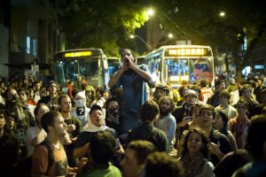 2013.03.27 - Porto Alegre/RS/Brasil - Estudantes e trabalhadores protestam contra o aumento da passagem, tentam invadir Prefeitura Municipal e Brigada Militar intervem multidão com bombas de efeito moral e gás lacrimogêneo. Foto: Ramiro Furquim/Sul21.com.br