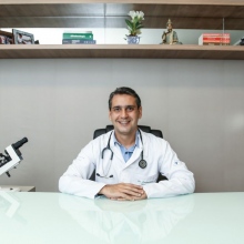 Ampliar imagem: Anderson Miziara, Oftalmologista Maracaju