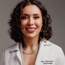 Ampliar imagem: Débora  Bueno, Coloproctologista Indaial