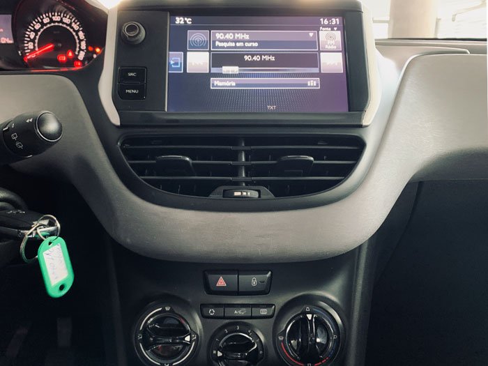 PEUGEOT - 208