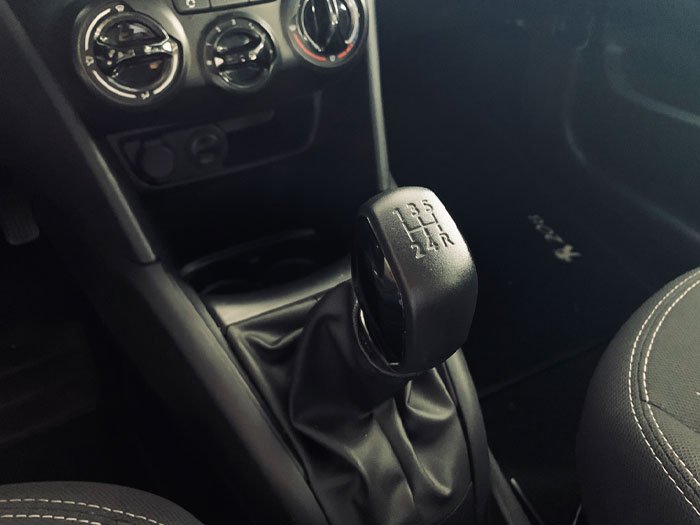 PEUGEOT - 208