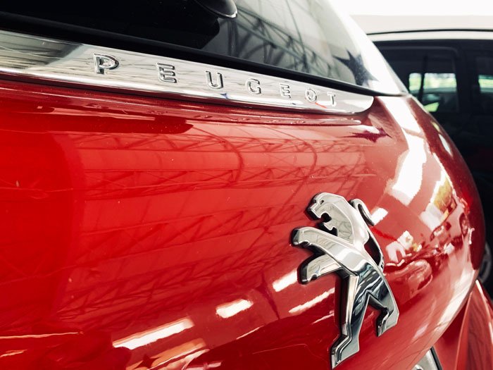 PEUGEOT - 208