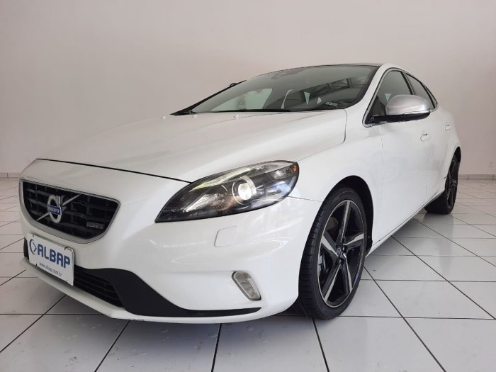 VOLVO - V40