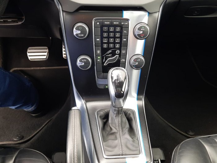 VOLVO - V40
