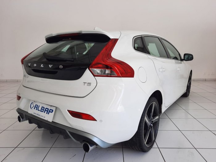 VOLVO - V40