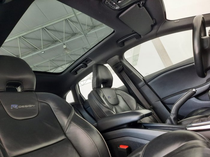 VOLVO - V40