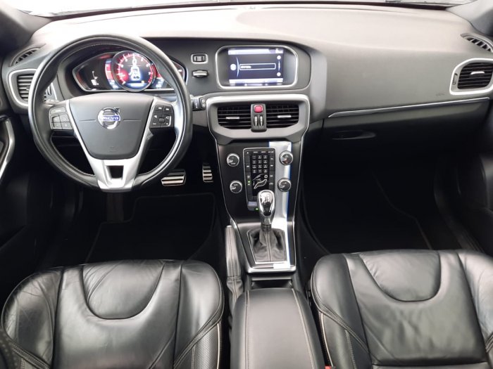 VOLVO - V40