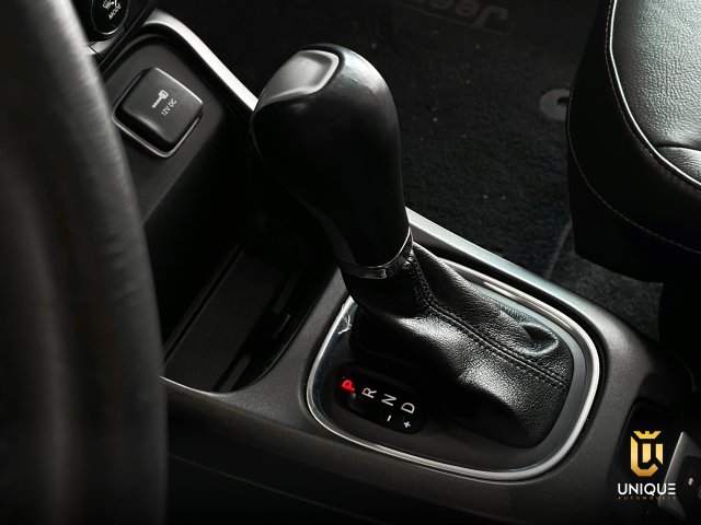 Jeep Compass 2.0 16V FLEX LONGITUDE AUTOMÁTICO 2017 preto à venda na Unique Automóveis em Indaiatuba — foto 13