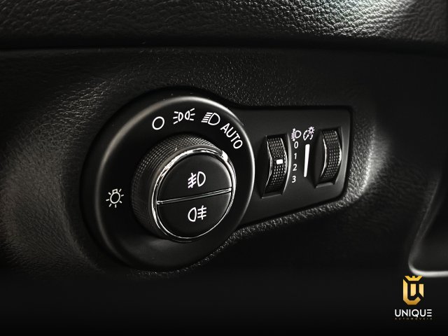 Jeep Compass 2.0 16V FLEX LONGITUDE AUTOMÁTICO 2017 preto à venda na Unique Automóveis em Indaiatuba — foto 17