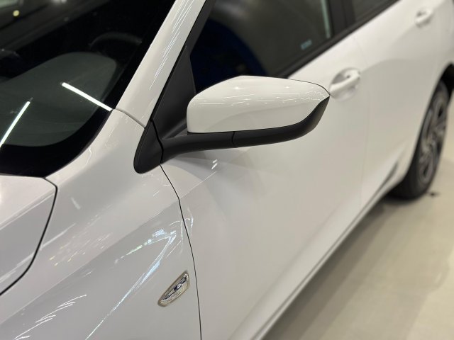 Chevrolet Onix 1.0 FLEX LT MANUAL 2023/2024 branco à venda na Unique Automóveis em Indaiatuba — foto 3