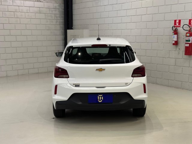 Chevrolet Onix 1.0 FLEX LT MANUAL 2023/2024 branco à venda na Unique Automóveis em Indaiatuba — foto 7