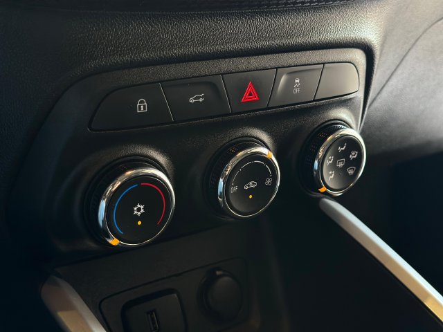 Chevrolet Onix 1.0 FLEX LT MANUAL 2023/2024 branco à venda na Unique Automóveis em Indaiatuba — foto 10