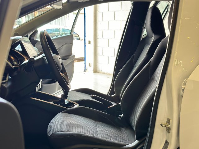 Chevrolet Onix 1.0 FLEX LT MANUAL 2023/2024 branco à venda na Unique Automóveis em Indaiatuba — foto 13