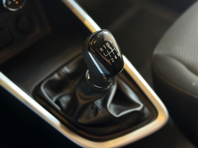 Chevrolet Onix 1.0 FLEX LT MANUAL 2023/2024 branco à venda na Unique Automóveis em Indaiatuba — foto 14