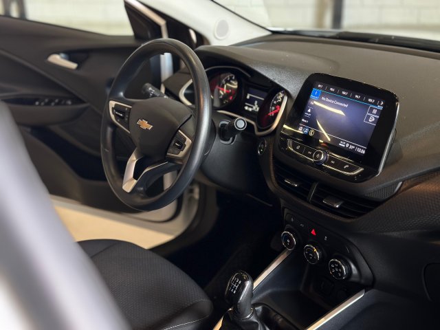 Chevrolet Onix 1.0 FLEX LT MANUAL 2023/2024 branco à venda na Unique Automóveis em Indaiatuba — foto 19