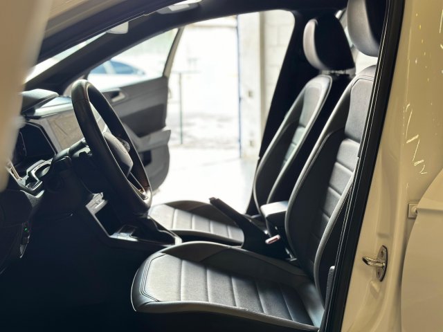 Volkswagen Nivus 1.0 200 TSI TOTAL FLEX HIGHLINE AUTOMÁTICO 2023/2024 branco à venda na Unique Automóveis em Indaiatuba — foto 9