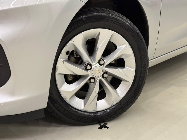 Chevrolet Onix 1.0 FLEX LT MANUAL 2022/2023 prata à venda na Unique Automóveis em Indaiatuba — foto 7