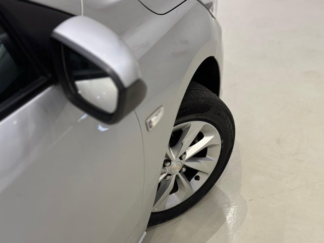 Chevrolet Onix 1.0 FLEX LT MANUAL 2022/2023 prata à venda na Unique Automóveis em Indaiatuba — foto 9