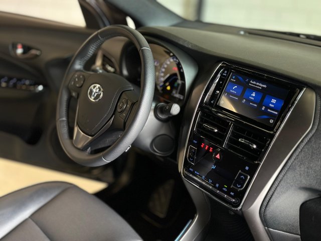 Toyota Yaris Hatch 1.5 16V FLEX XLS MULTIDRIVE 2023/2024 cinza à venda na Unique Automóveis em Indaiatuba — foto 18