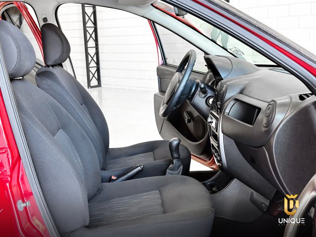Renault Sandero 1.0 AUTHENTIQUE 16V FLEX 4P MANUAL 2013/2014 vermelho à venda na Unique Automóveis em Indaiatuba — foto 9