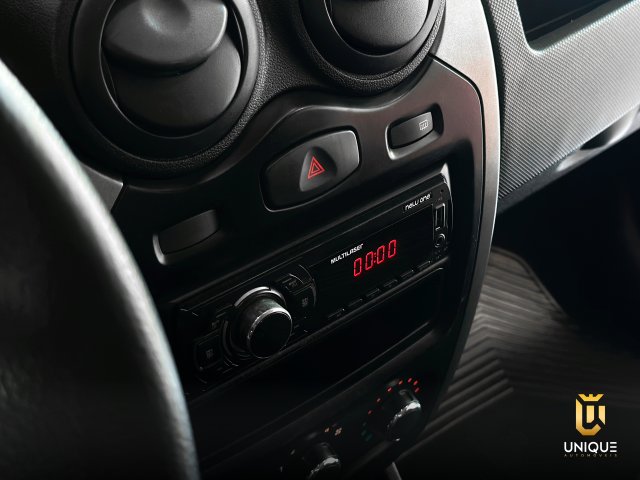 Renault Sandero 1.0 AUTHENTIQUE 16V FLEX 4P MANUAL 2013/2014 vermelho à venda na Unique Automóveis em Indaiatuba — foto 17