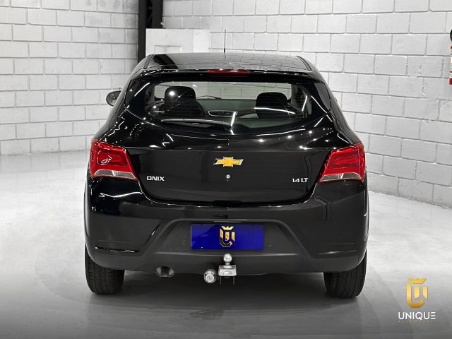 Chevrolet Onix 1.4 MPFI LT 8V FLEX 4P MANUAL 2017/2018 preto à venda na Unique Automóveis em Indaiatuba — foto 5