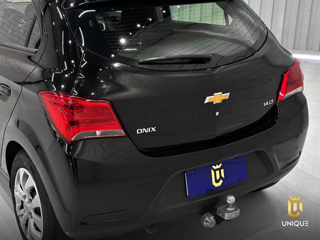Chevrolet Onix 1.4 MPFI LT 8V FLEX 4P MANUAL 2017/2018 preto à venda na Unique Automóveis em Indaiatuba — foto 20