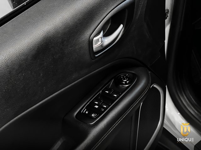 Jeep Compass 2.0 16V FLEX LONGITUDE AUTOMÁTICO 2018 prata à venda na Unique Automóveis em Indaiatuba — foto 20