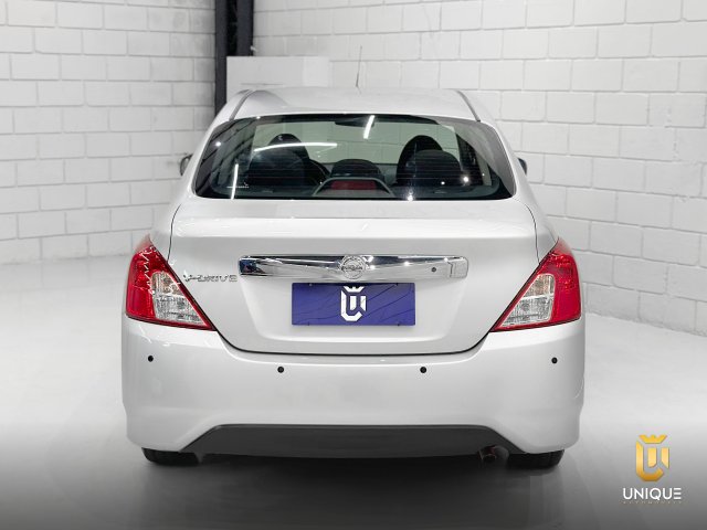Nissan Versa 1.6 16V FLEX V-DRIVE MANUAL 2021 prata à venda na Unique Automóveis em Indaiatuba — foto 8