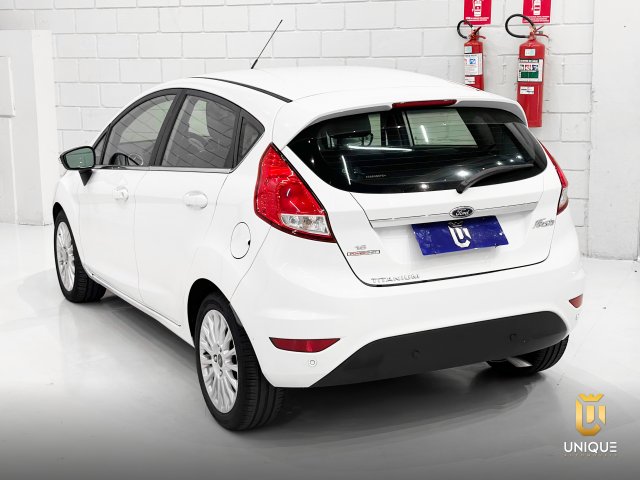 Ford Fiesta Hatch 1.6 TITANIUM HATCH 16V FLEX 4P POWERSHIFT 2013/2014 branco à venda na Unique Automóveis em Indaiatuba — foto 7