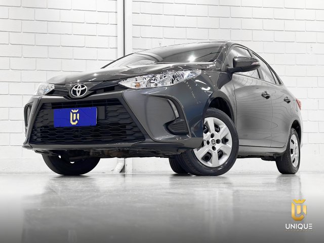 Detalhe do Toyota Yaris Sedan na Unique Automóveis em Indaiatuba